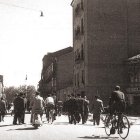 Un grupo de persona por la calle Tudela de Valladolid en los años 60.