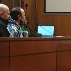 El abogado defensor, en primer plano durante el jucio de agresión sexual celebrado en la Audiencia de Valladolid.