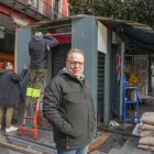 Rubén junto a su kiosco de la calle Ferrari