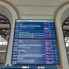 Pantallas de información con los trenes cancelados en el primer día de huelga