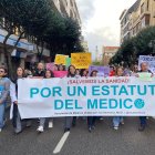 Movilización de los médicos contra el Estatuto Marco que promueve el Ministerio de Sanidad, ayer en León