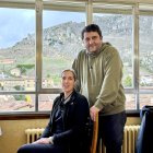 Diego y Patricia posan en el interior del Restaurante Poli en Pancorbo.