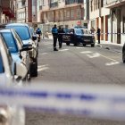 Allegados del joven muerto en las inmediaciones del hospital Clínico de Valladolid