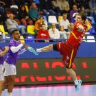 Pablo Herrero lanza a portería ante Gaudalajara.