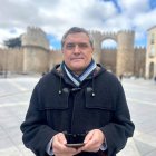 El candidato de Por Ávila, Pedro Pascual, en la Plaza de Santa Teresa de la capital abulense.