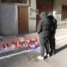 Homenaje con velas y flores a Juan Esteban Rubio en la calle de la Democracia