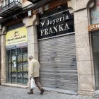 Una persona pasa por delante de la joyería Franka en la calle Duque de la Victoria.