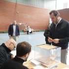 El ministro de Transportes y Movilidad Sostenible, Óscar Puente, vota en el Colegio Electoral Ponce de León de Valladolid
