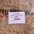 Carteles en contra de la apertura de la sala Mambo en la calle San Felipe Nerí, Valladolid
