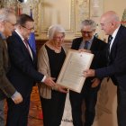 El alcalde Jesús Julio Carnero hace entrega del discurso enmarcado a la familia de José Antonio Valverde durante el acto de homenaje en el Ayuntamiento de Valladolid.