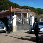 Agentes de la Guardia Civil inspeccionan el chalé de Óscar, el único investigado, en una foto de archivo.