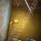 Interior del zulo, donde se observa la ferralla, el agua, unos palos y garrafas de plástico.