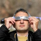 Un hombre observa el eclipse parcial de sol de marzo de 2015 en el Museo de la Ciencia de Valladolid con unas gafas de protección homologadas.