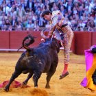 Cogida a Roca Rey en la Plaza de Toros de la Maestranza.