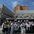 Médicos se concentran en el Clínico en una nueva jornada de huelga del colectivo médico.