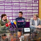 Mario Villa, David Barrio y Lorenzo Alonso Nistal, en la presentación del acuerdo de colaboración entre Club y Cavidel.
