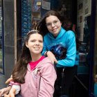 Carolina e Isabel en la nueva sede de la ‘Asociación Amigos de Carolina Purpurina’