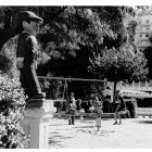 Niños jugando en un columpio en el parque de la plaza del Poniente en los años 70