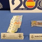 Droga y billetes intervenidos al detenido en Arturo Eyries.