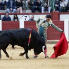 Un pase zurdo de Talavante con su segundo toro, de Jandilla.