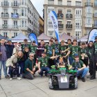 Alumnos del instituto Galileo de Valladolid junto al coche premiado.