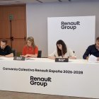 La Dirección de Renault España y las organizaciones sindicales en la firma del acuerdo de convenio colectivo 2026-2028