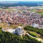 El Castillo de Íscar domina desde lo alto esta villa del sureste de Valladolid, donde durante años llegó a funcionar una fábrica de cerveza artesanal.