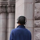 Una persona utilizando auriculares.