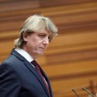 El portavoz del Grupo Parlamentario Socialista, Carlos Martínez, durante su intervención en el debate de investidura del candidato a la Presidencia de la Junta de Castilla y León.