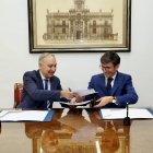 El rector de la Universidad de Valladolid en funciones, Antonio Largo, y el director del Centro I+D+i de Renault Group, César Lorenzo.