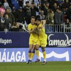 Latasa y Marcos André se abrazan tras marcar uno de los goles blanquivioleta en Málaga.
