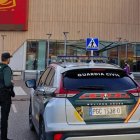 Patrulla de la Guardia Civil en Río Shopping, en Arroyo de la Encomienda.