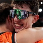 Abrazo entre Sergio y Marco de Larrea tras ganar la Liga con el Valencia Basket.