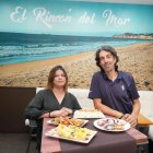 Veronica y Javier enseñan cuatro platos de la carta. Al fondo se encuentra una ración de ensaladilla de gambas, a la izquierda un plato de mejillones a la vinagreta junto a una ración de zamburiñas y en el otro extremo unas patatas aliñadas.