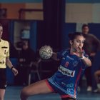 Carmen Fidalgo se prepara para lanzar en un partido.