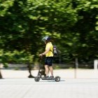 Un patinete por el paseo de Isabel la Católica de Valladolid