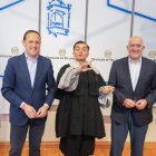Conrado Íscar y Jesús Julio Carnero junto al monarca en la presentación de la programación
