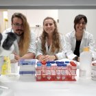 Rosa Dolores Prieto Utrera, del Grupo BioCritic y de la Unidad de Investigación del Hospital Clínico Universitario de Valladolid; Adrián García Concejo, investigador de de este grupo y del CIBERINFEC, y la doctora e investigadora Rocío López Herrero, del Servicio de Anestesiología y Reanimación del Clínico.