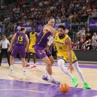 Kevin Schutte bota la pelota ante Palencia.