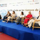 Alicia Calvo, Noelia González, Nuria González, Nuria Rubio, Pilar Garcés y Carmen San Martín, en  la primera mesa del foro Somos Castilla y León.