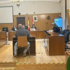 El acusado, de espaldas, comparece en la Audiencia de Valladolid sin su representante legal..

El juicio de los anacardos acumula ya una nueva suspensión, la tercera, en este caso motivada por la incomparecencia del abogado de Antonio R.J, el apoderado de la mercantil Sistemas Agrorentables S.L. acusado de un delito de estafa presuntamente cometido en junio de 2021 cuando se ofreció a surtir a otra empresa de un total de 16.000 kilos de anacardos por los que percibió de la compradora la cuantía de 62.400 dólares, pese a que luego no entregó la citada mercancía y tampoco devolvió el dinero.

POLITICA CASTILLA Y LEÓN ESPAÑA EUROPA VALLADOLID JUSTICIA