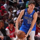 Sergio De Larrea sujeta el balón ante Houston Rockets en la NBA.