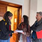 Alba Muñoz, María San Miguel y Pablo Rodríguez presentan su denuncia en Fiscalía.