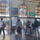 Pasajeros mirando las pantallas de la Estación de Trenes de Valladolid.