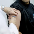 Un hombre se vacuna contra la gripe en una campaña anterior.