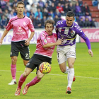Alfaro corre tras    el balón ante la presencia del lateral Cámara, ayer en Zorrilla.-J.M. Lostau