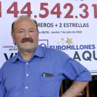 Ángel Iluminado posa en su bar de Mayorga junto al número premiado en aquel Euromillones de julio de 2020. / SGC