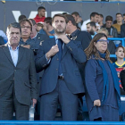 Carlos Suárez se aprieta ayer el nudo de la corbata en el palco del estadio de Palamós.-LOF