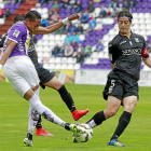 Rabona de Mojica ante la presencia del central Mantovani en el partido disputado en Zorrilla-J. M. Lostau