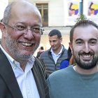 Igea, con el joven burgalés que supuestamente alertó de los votos fraudulentos.-J. M. LOSTAU